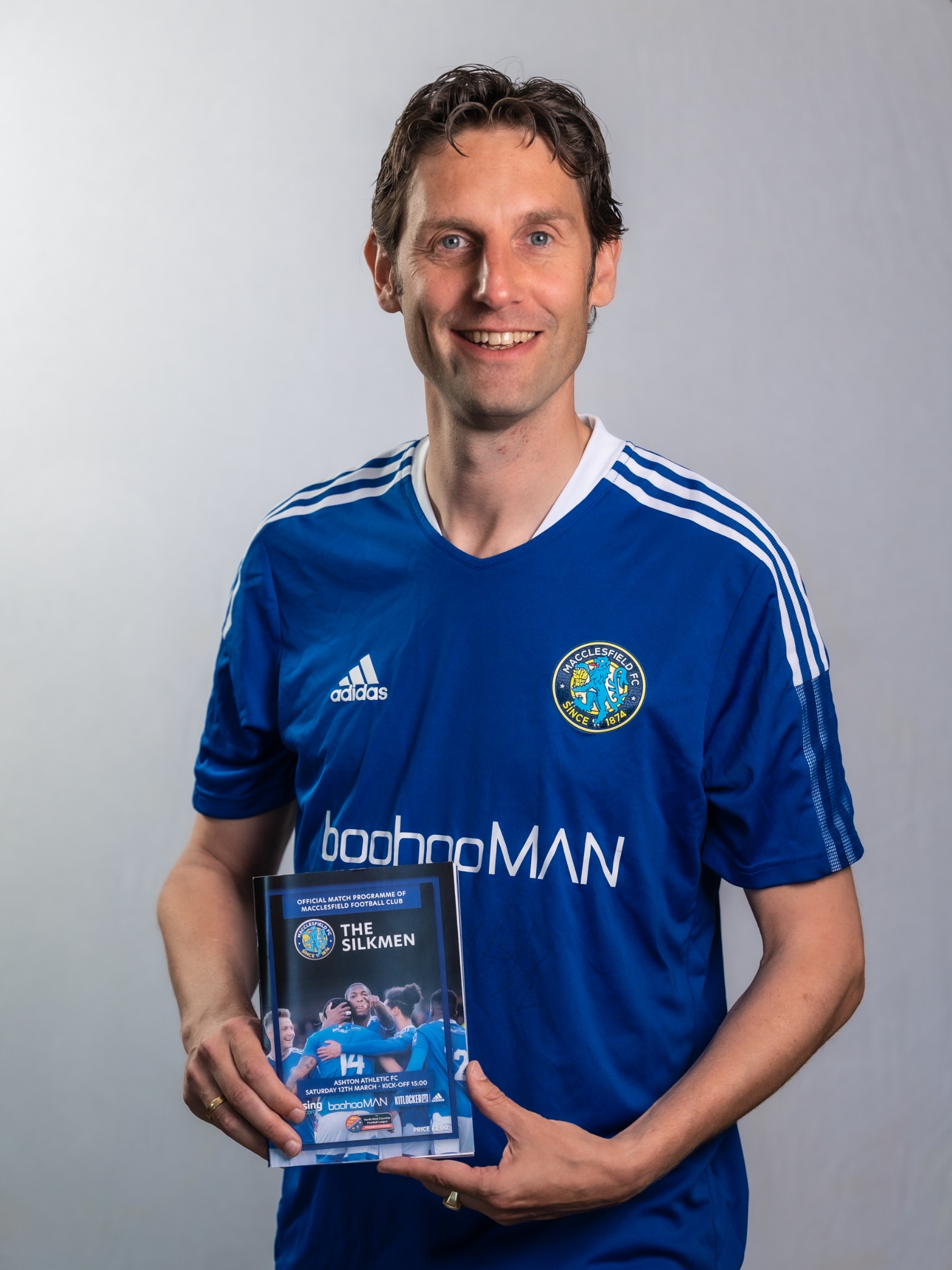 Ronnie in Macclesfield shirt met programmaboekje