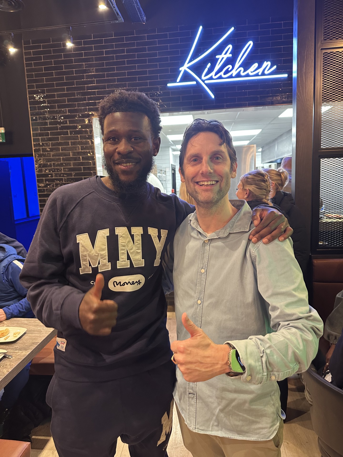 Ronnie op het veld met speler