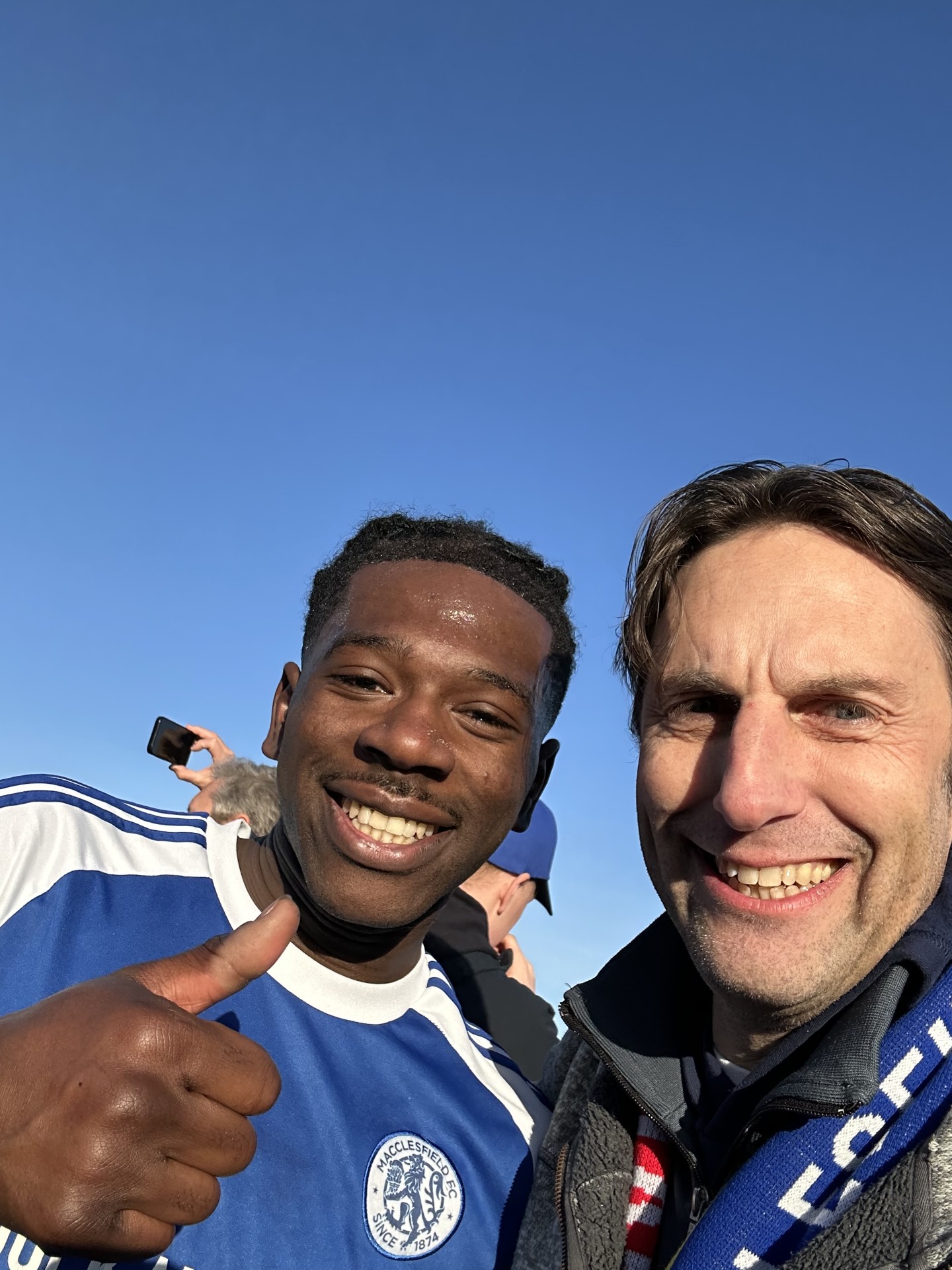 Ronnie met speler van Macclesfield FC